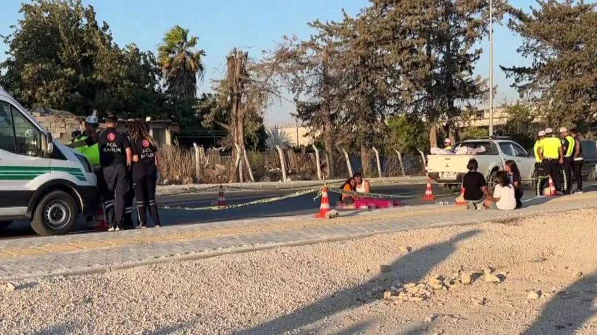 Topunu almaya çalışan çocuk pikapla çarpıldı