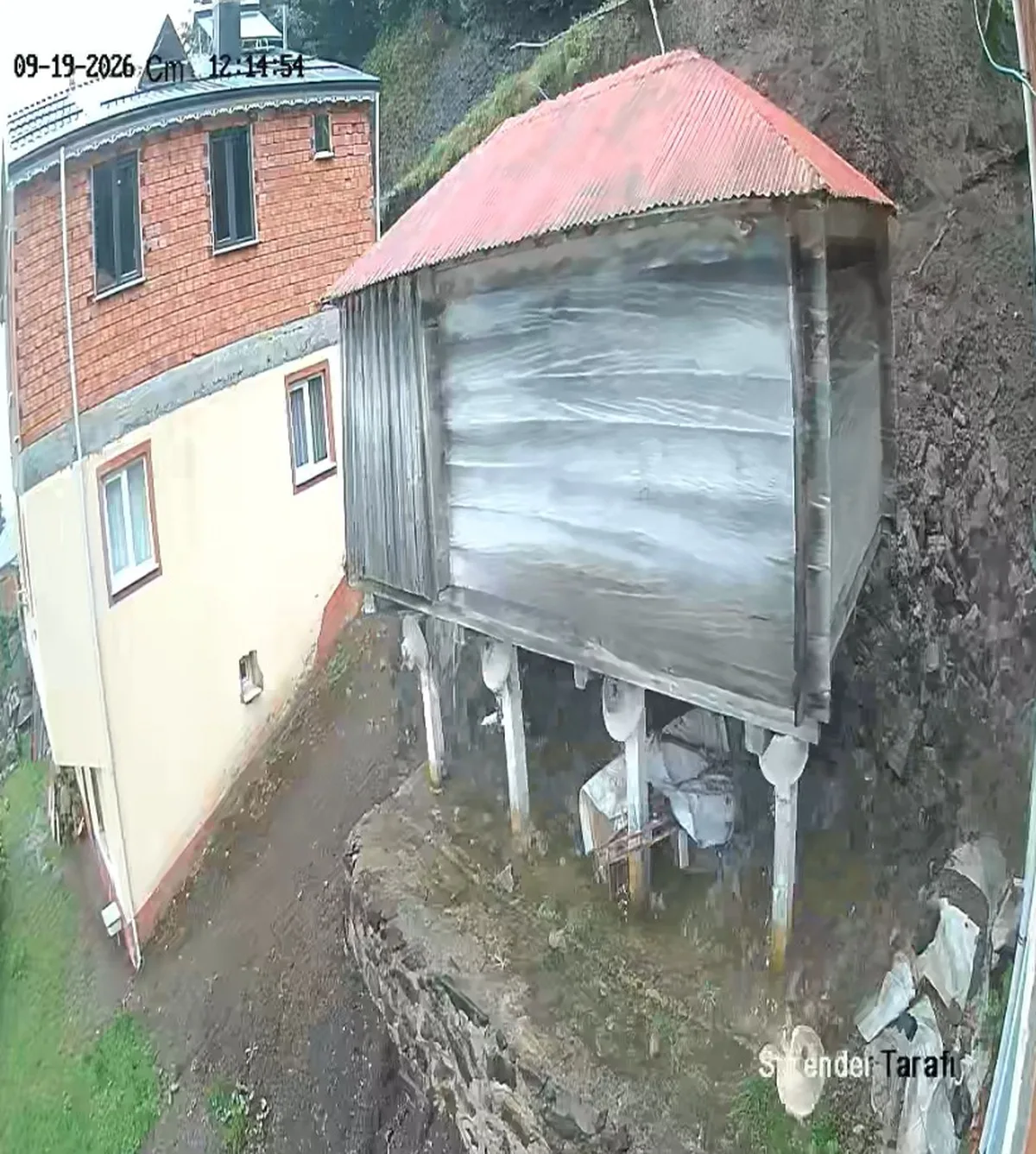 Trabzon'da metrekareye 50 kilogram yağış heyelanı tetikledi, serendi kamerada yıkıldı