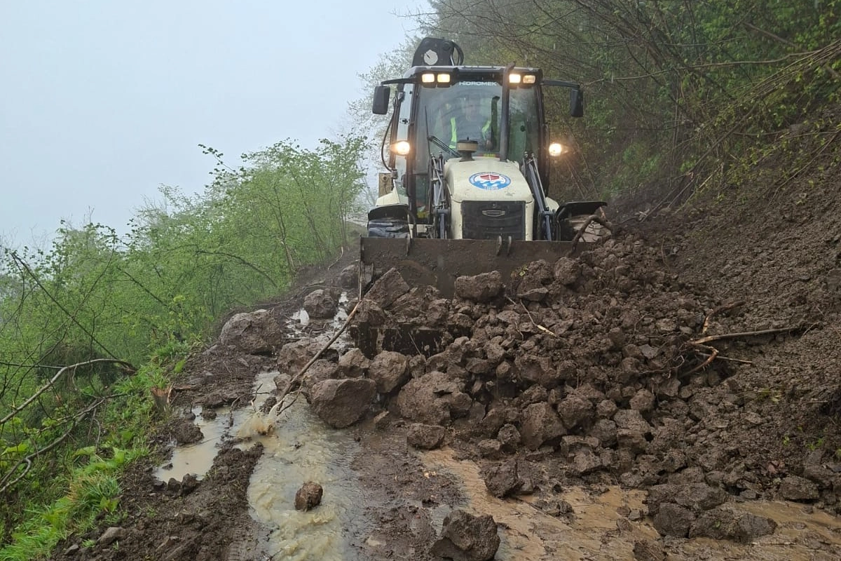 Trabzon’da Heyelan Sonrası 4 Yol Yeniden Açıldı!