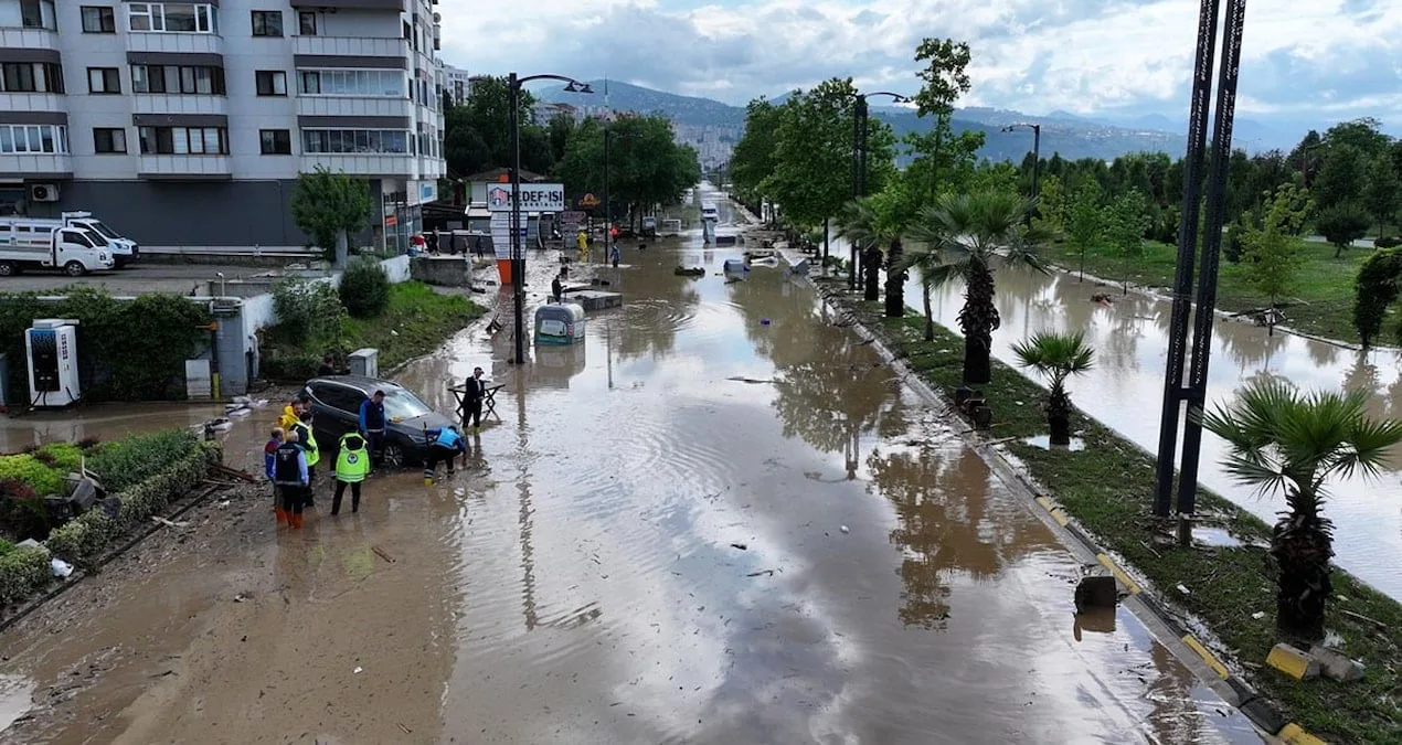 Trabzon’da Sağanak Yağış Hayatı Felç Etti!
