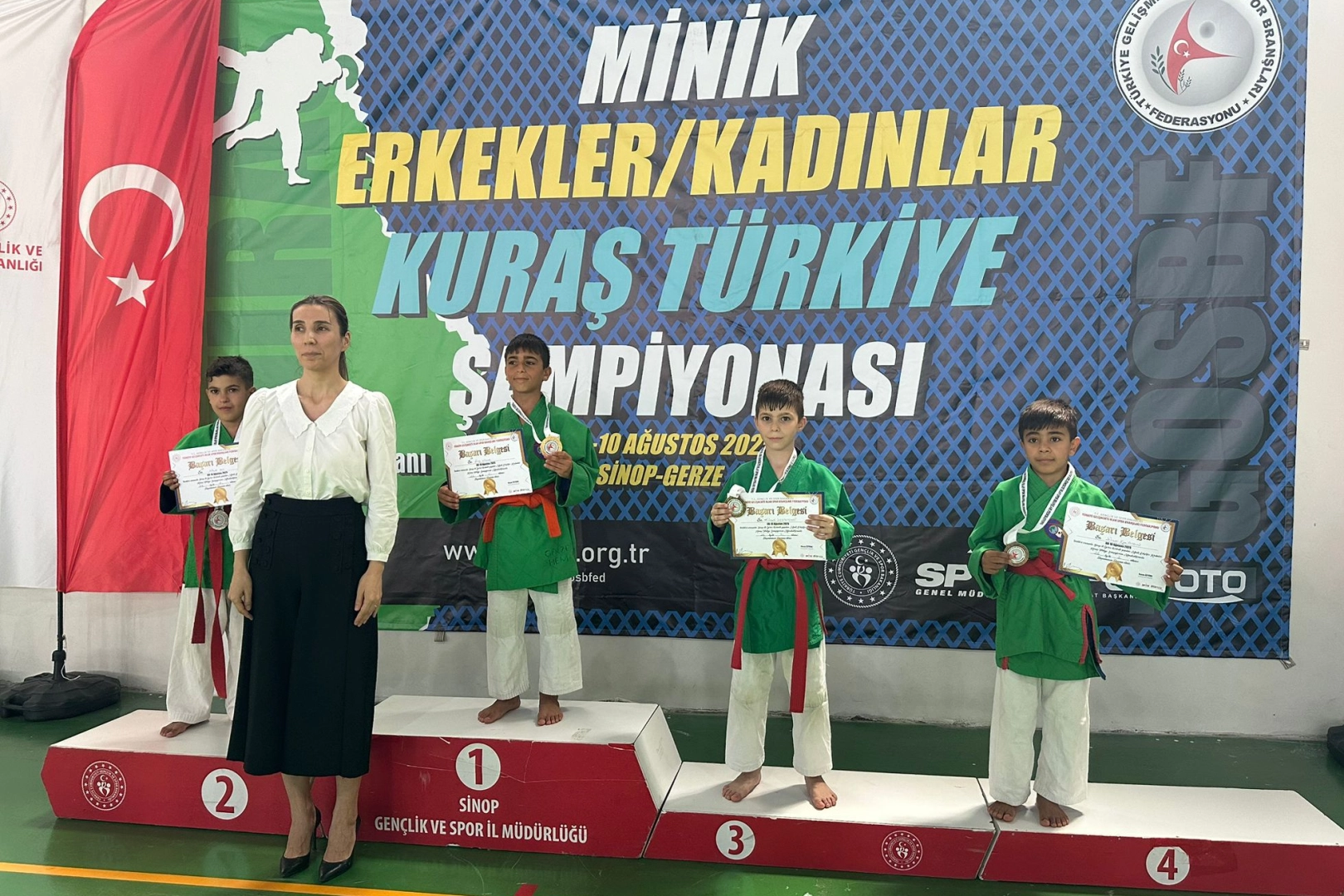Trabzonlu Minikler Kuraş Şampiyonası’nda Parladı!