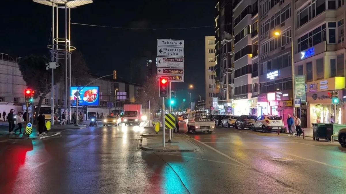 Trafik Kazası: Turistin Üzerine Direk Düştü!