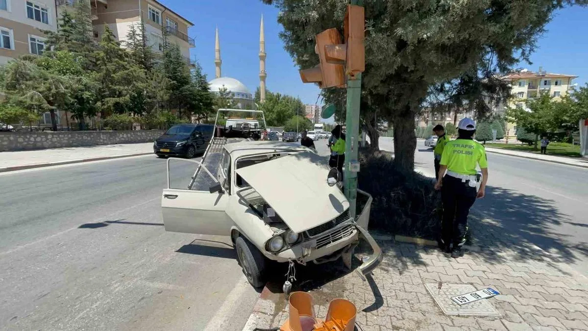 Trafik Kazasında Refüjdeki Lamba Hedef Oldu!