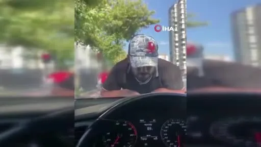Trafikte korku dolu anlar! Cam silme bahanesiyle sürücülere kabusu yaşattı