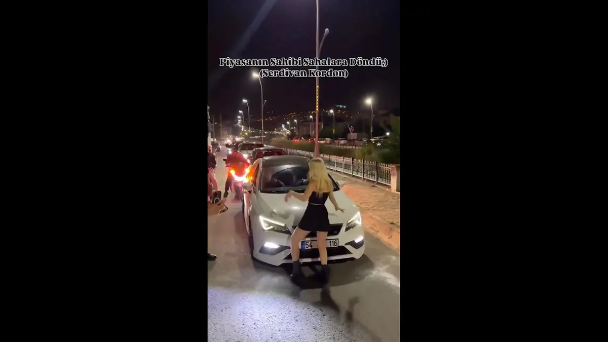 Bu ne kendini bilmezlik! Trafiği durdurup aracın önünde dans etti 3