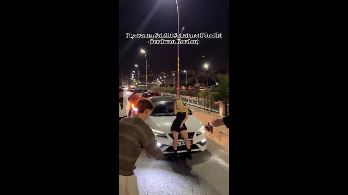 Bu ne kendini bilmezlik! Trafiği durdurup aracın önünde dans etti 2