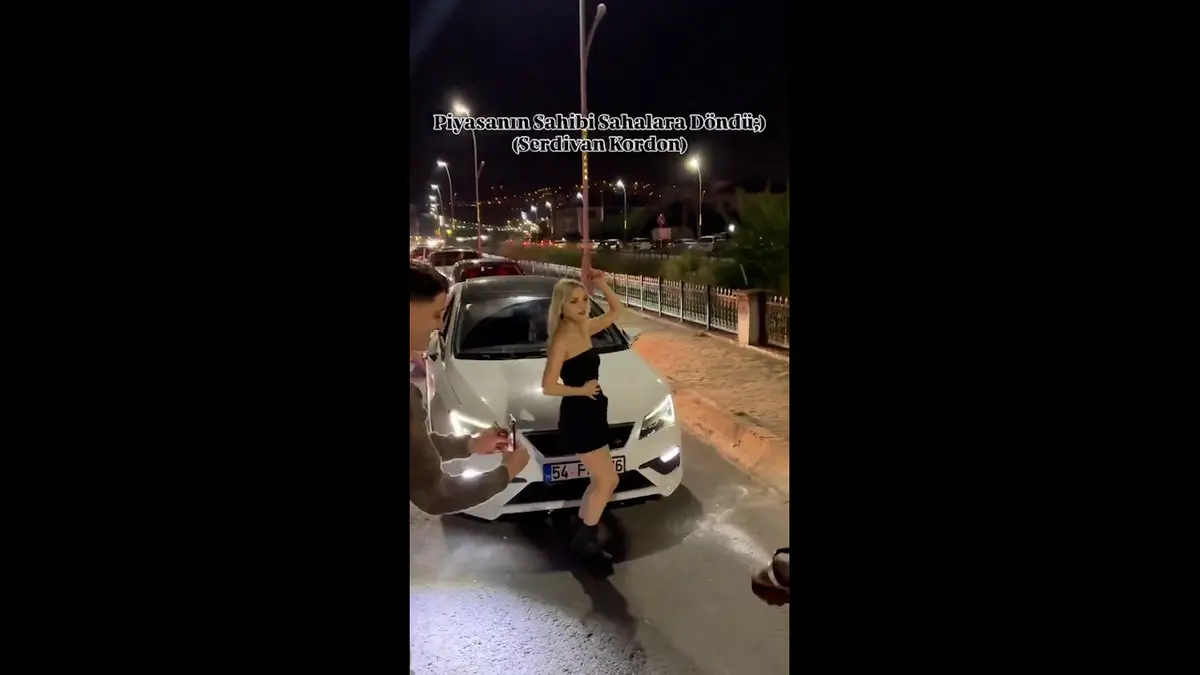 Bu ne kendini bilmezlik! Trafiği durdurup aracın önünde dans etti 4