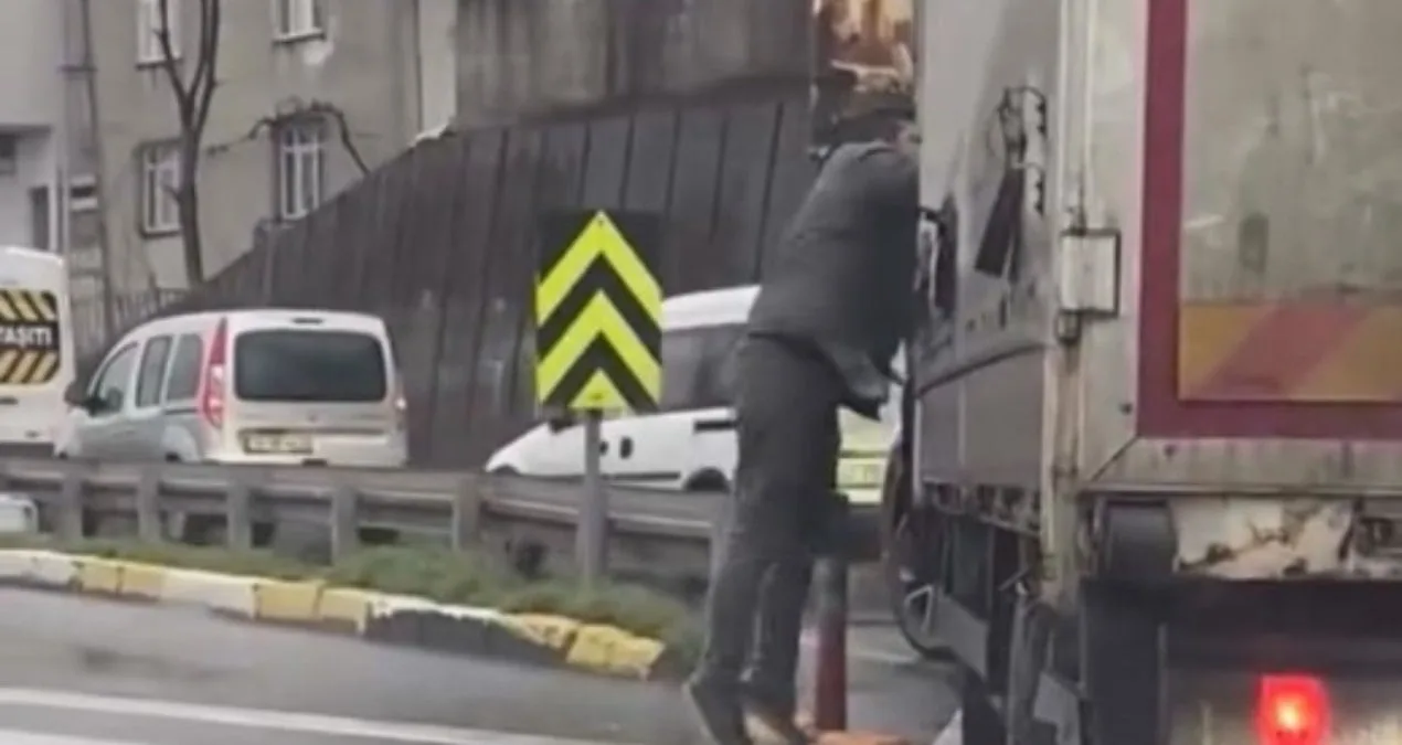 Trafikte Kavga! Kamyonet Camı Yumruklandı