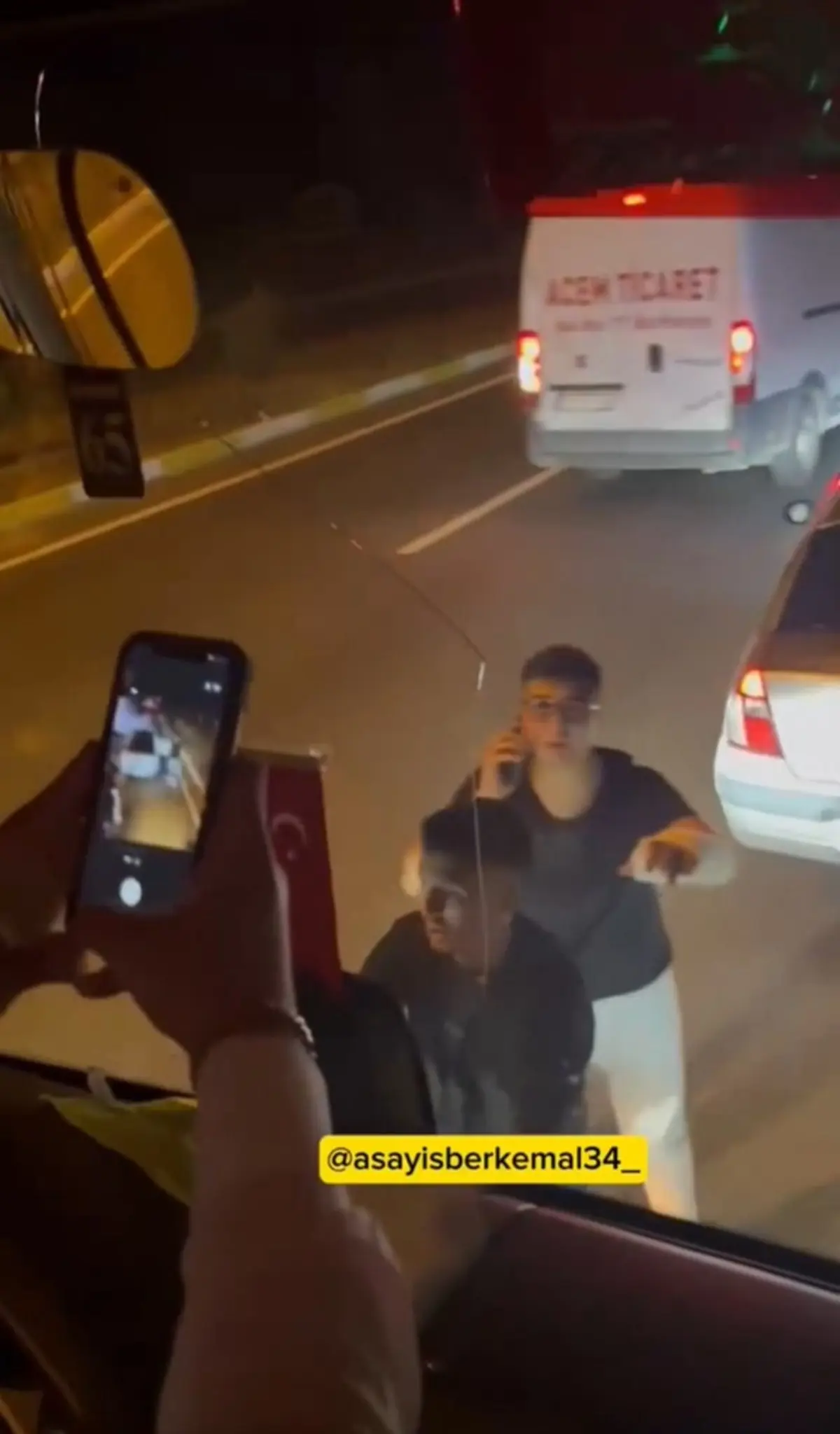 Trafik magandaları terör estirdi! Yol kesip saldırdılar: Korku dolu anlar kamerada 3