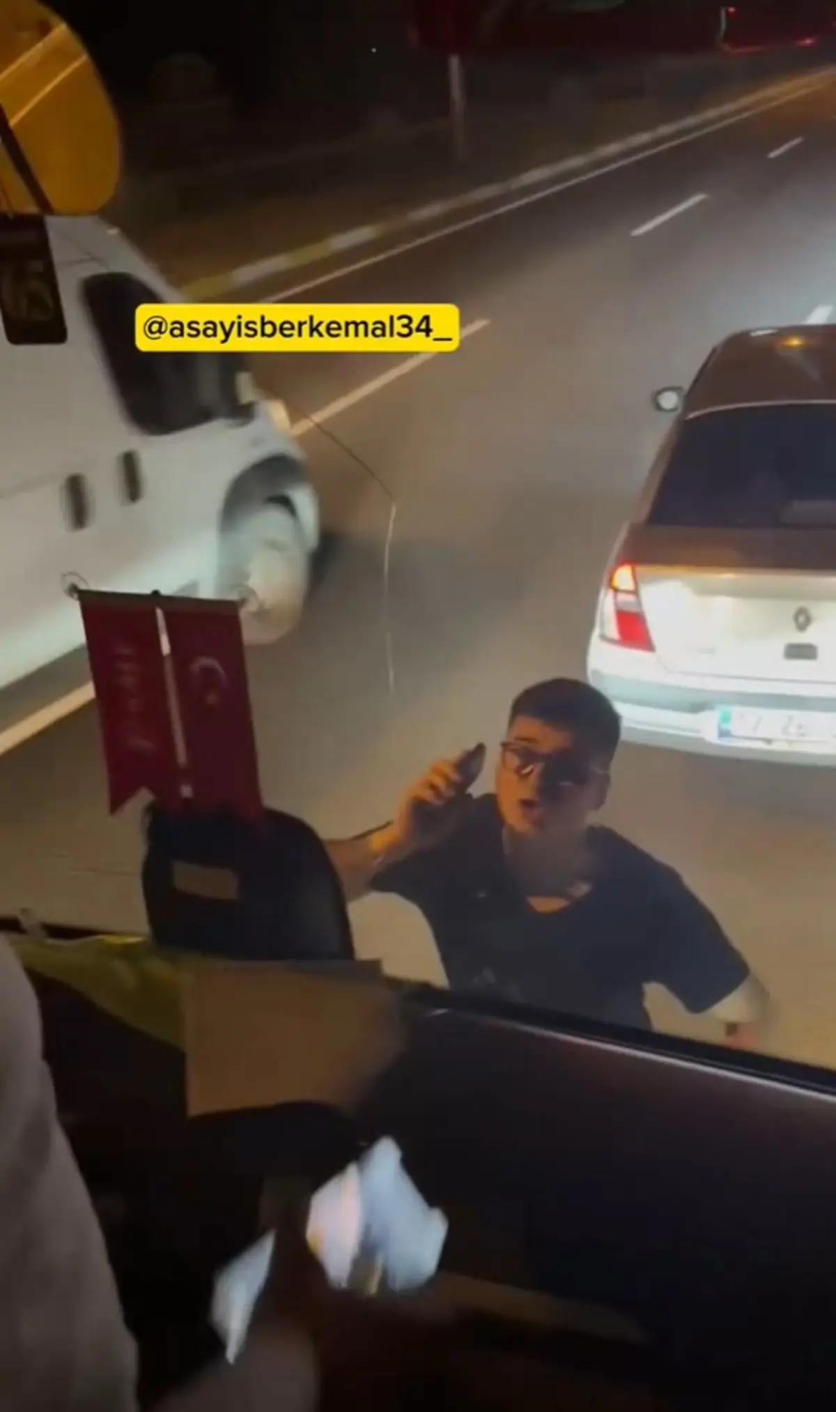 Trafik magandaları terör estirdi! Yol kesip saldırdılar: Korku dolu anlar kamerada 2