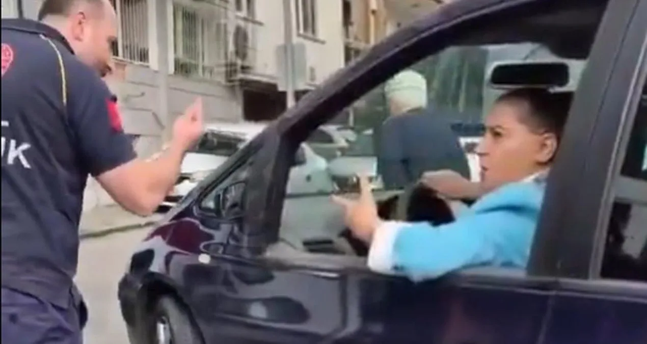 Trafikte Skandal: Kadın Ambulansı Suçladı!