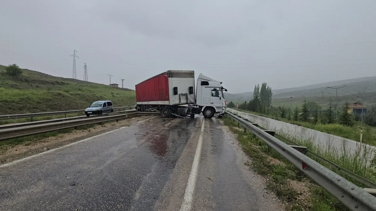 Trafikte Tır ve Minibüs Çarpıştı: 11 Yaralı!