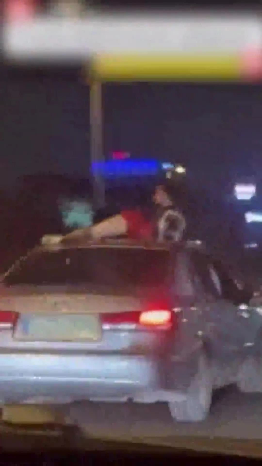 Trafikte araçtan çıkıp twerk yapmaya çalıştı
