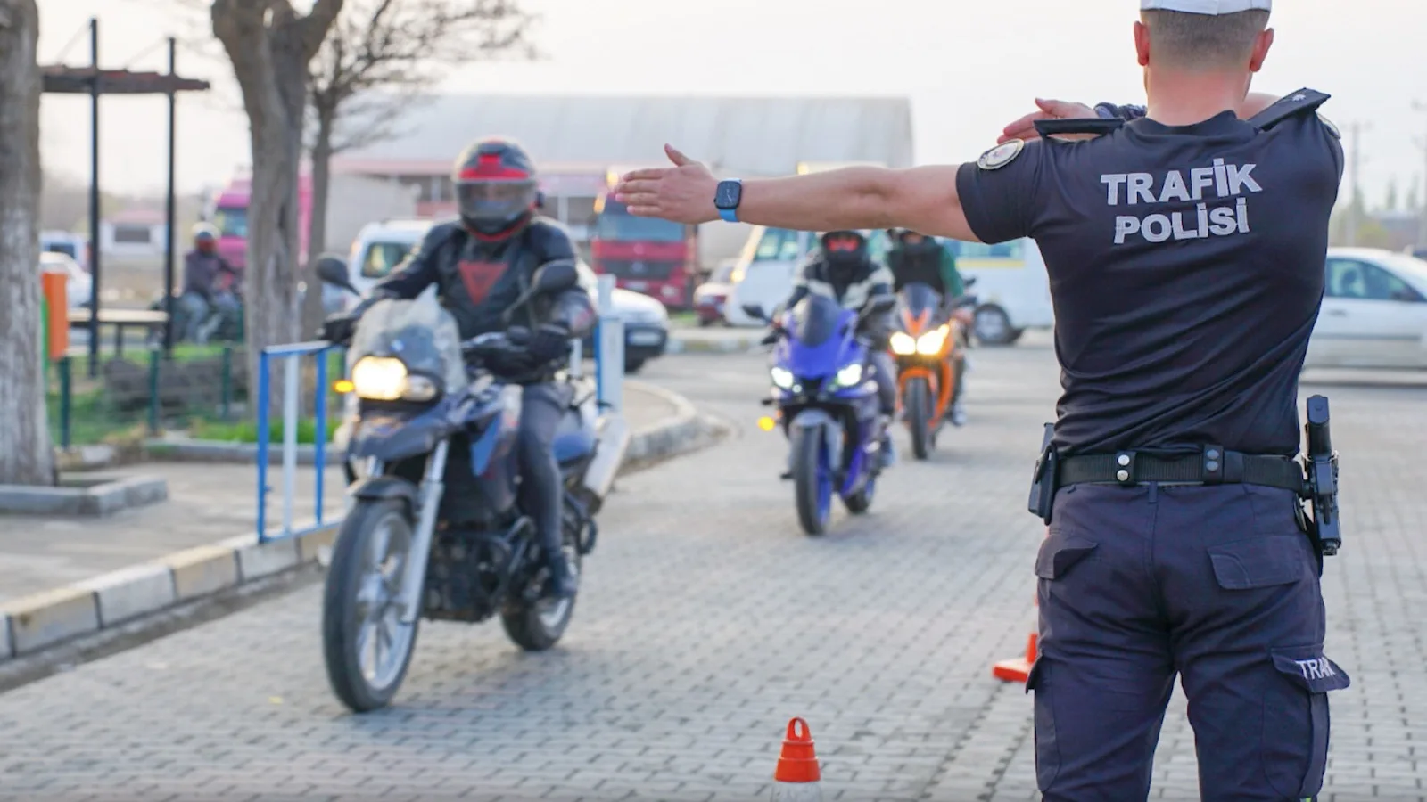 Trafikte Yeni Dönem: Eldiven ve Gözlük Zorunlu!