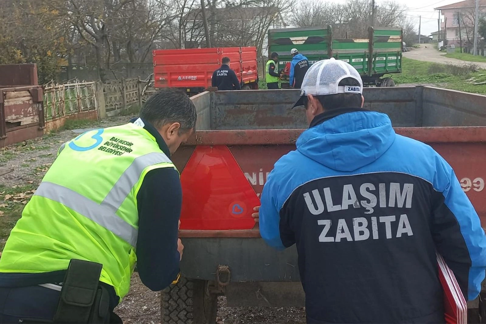 Traktör Kazalarını Azaltmak İçin Reflektör Desteği