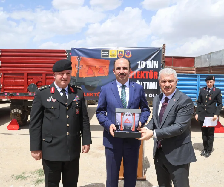 Traktörlere 10 Bin Reflektör Dağıtıldı!