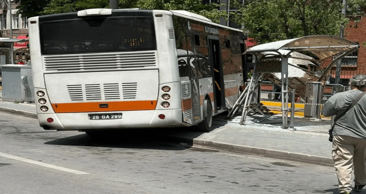 Tramvay Durağında Otobüs Kazası: İki Yaralı