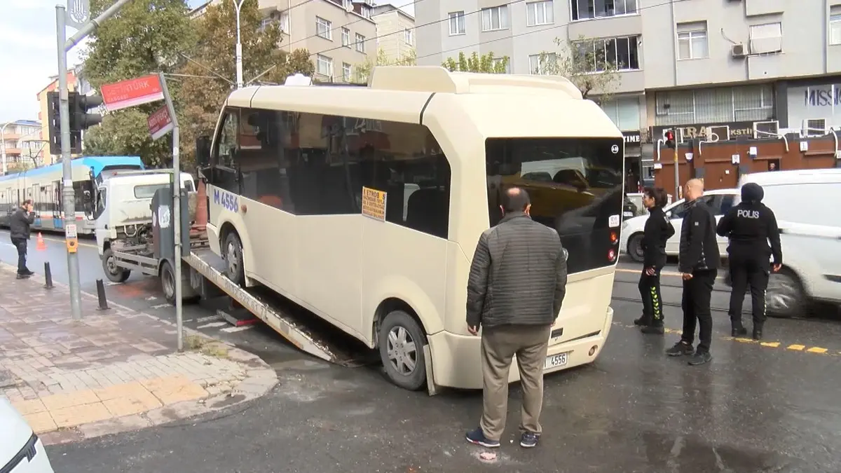 Tramvay ve minibüs çarpıştı: 4 yaralı... O anlar kamerada 7