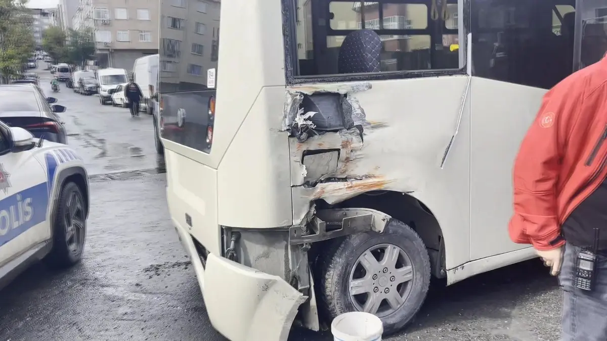 Tramvay ve minibüs çarpıştı: 4 yaralı... O anlar kamerada 5