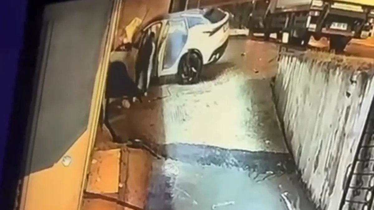 Tramvay ve minibüs çarpıştı: 4 yaralı... O anlar kamerada 2