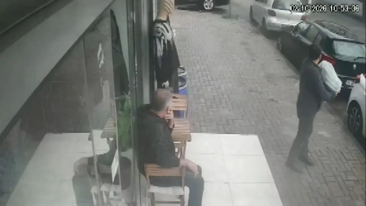 Tramvay ve minibüs çarpıştı: 4 yaralı... O anlar kamerada 13