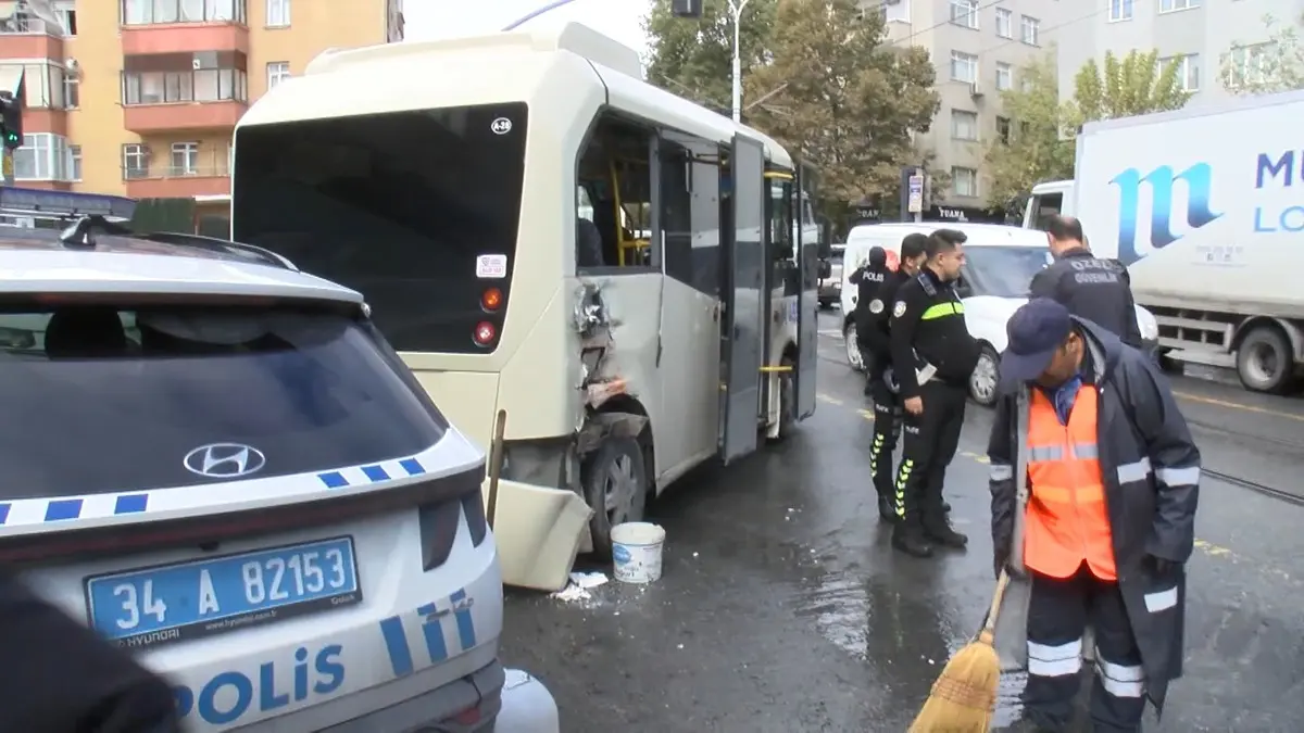 Tramvay ve minibüs çarpıştı: 4 yaralı... O anlar kamerada 12