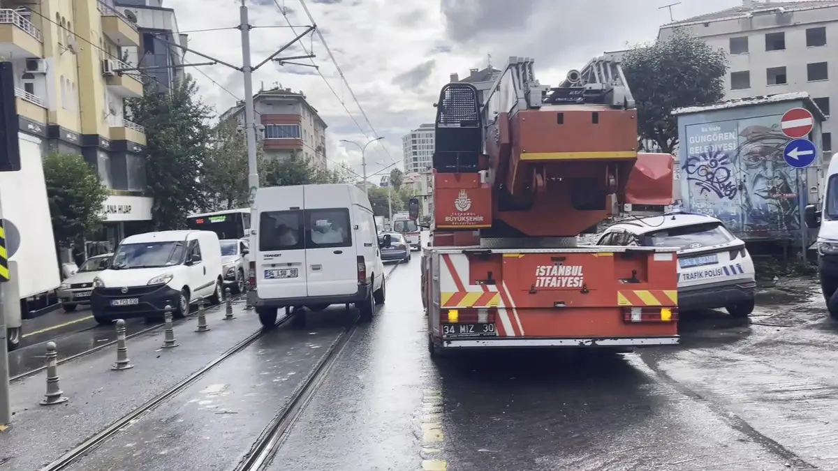Tramvay ve minibüs çarpıştı: 4 yaralı... O anlar kamerada 3