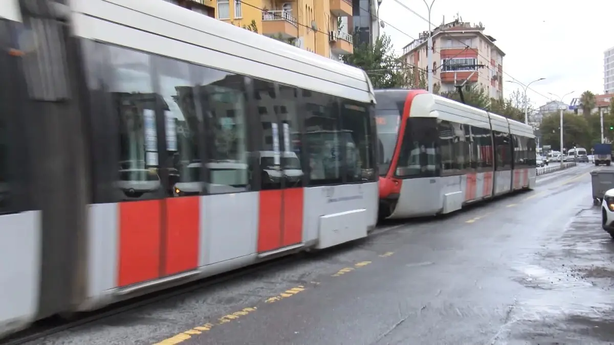 Tramvay ve minibüs çarpıştı: 4 yaralı... O anlar kamerada 9