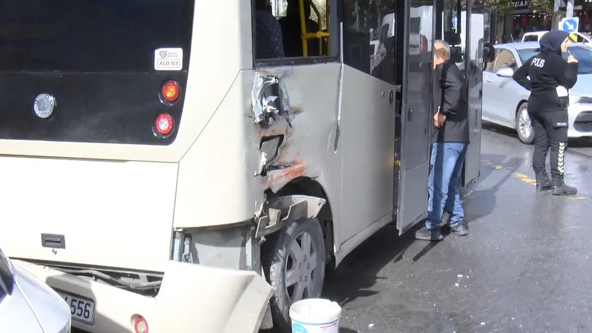 Tramvay ve minibüs çarpıştı: 4 yaralı... O anlar kamerada 11