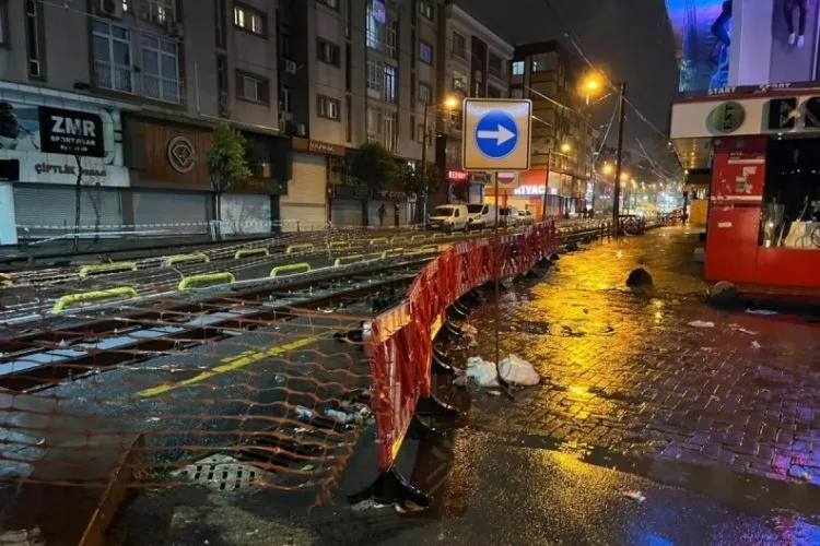 Tramvay Yolunda Sıkışan Araç Seferleri Aksattı!