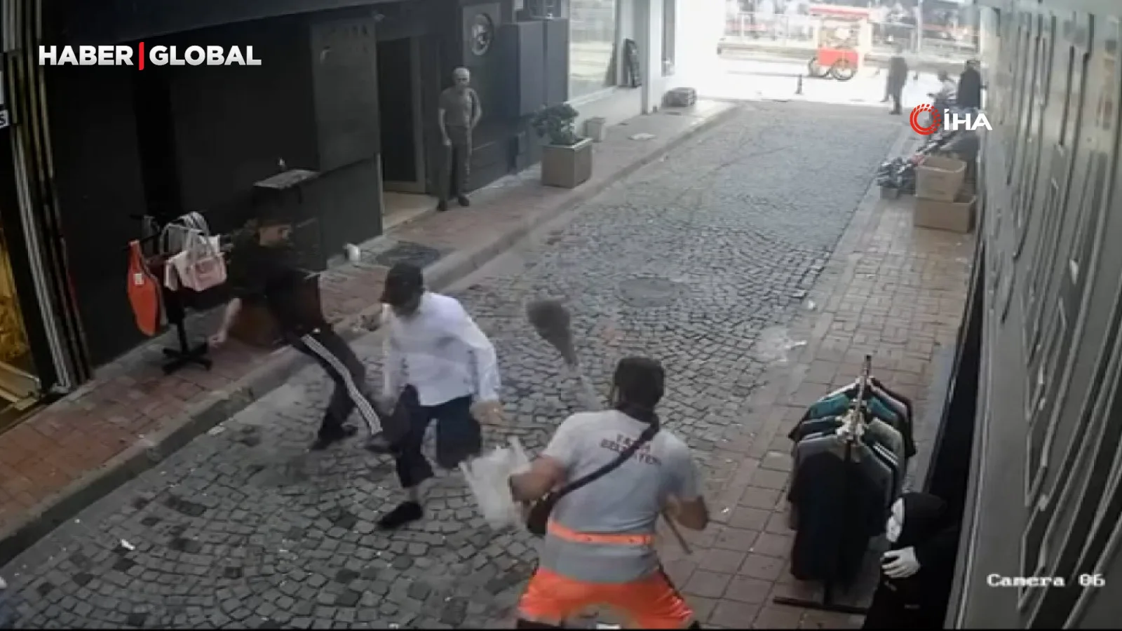 Tramvayda Hırsızlık: Temizlik Görevlisinden Süpürgeyle Mücadele!