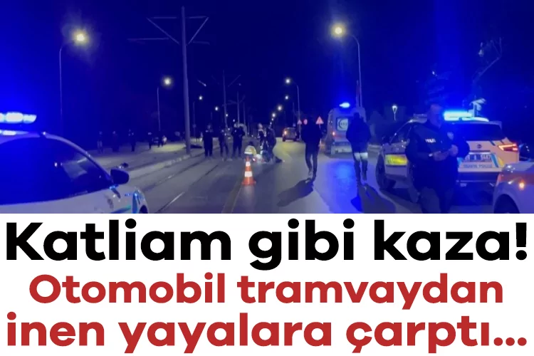 Tramvaydan İnen Yayalara Otomobil Çarptı!