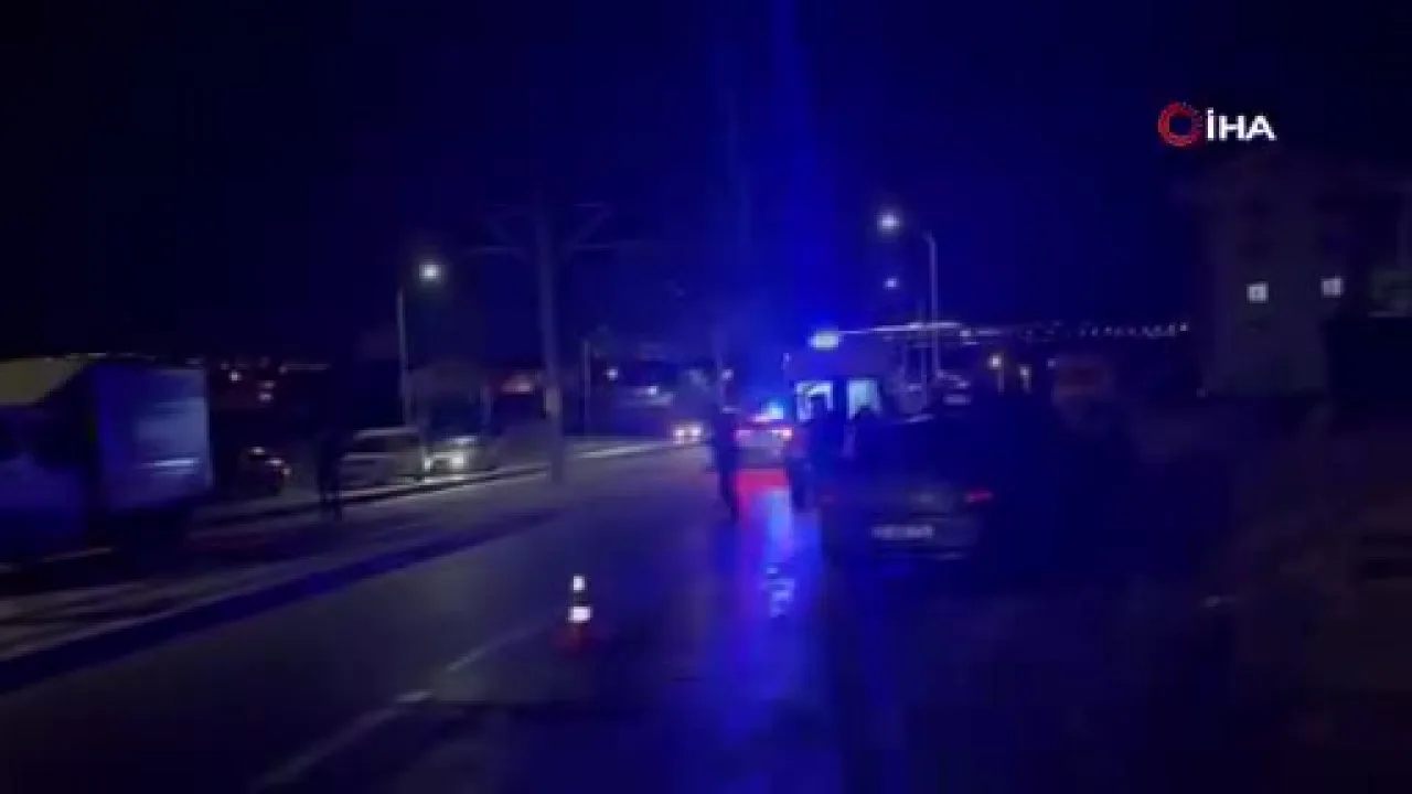 Katliam gibi kaza! Otomobil tramvaydan inen yayalara çarptı...