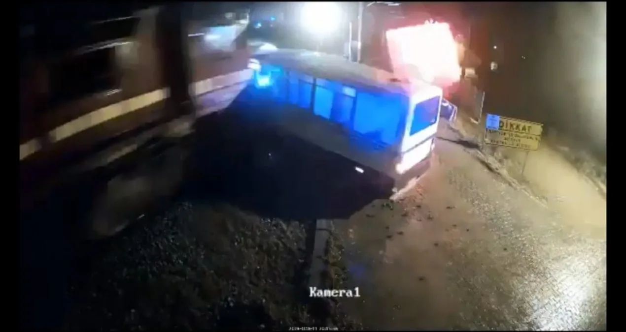 Tren ve Dolmuş Çarpıştı, Yaralı Yok!