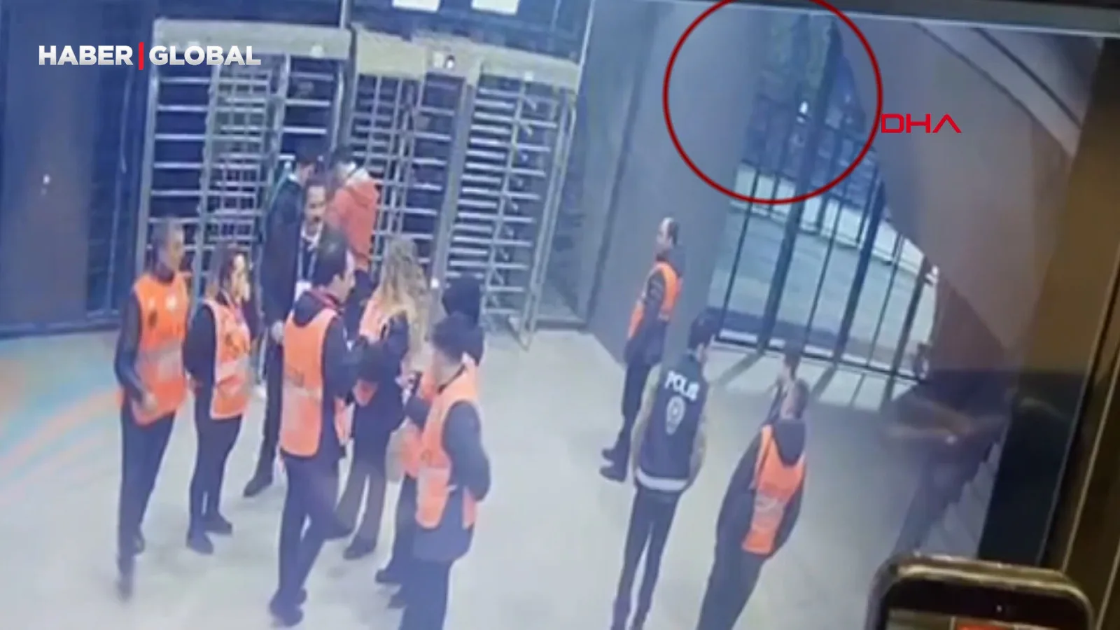 Tribünden Düşen Genç Taraftar Hayatını Kaybetti