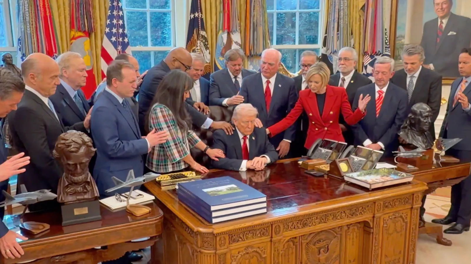 Trump’a Oval Ofis’te Papazlarla Toplu Dua