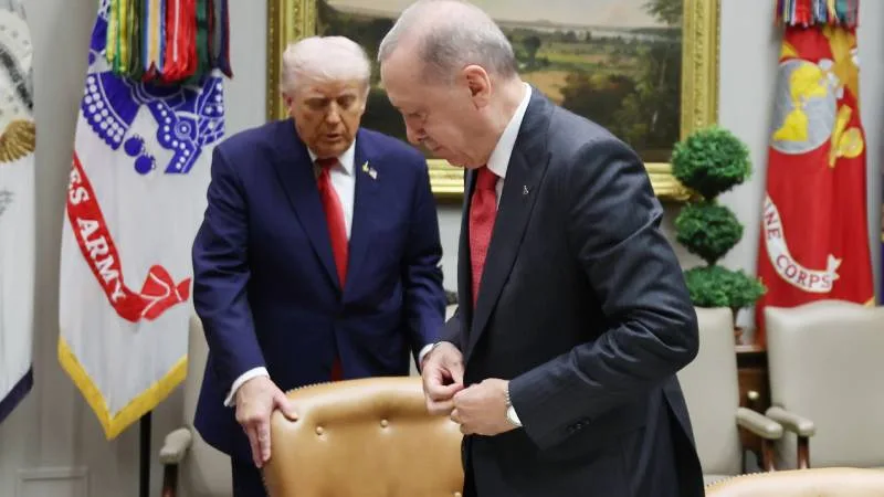 Trump, Erdoğan’ın Sandalyelerini Çekerek Karşıladı!