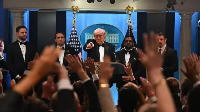 Trump, şüpheliyle ilgili Truth Social paylaşımlarını yaptıktan kısa bir süre sonra, hâlâ smokini üzerindeyken Beyaz Saray basın toplantı salonunda basın mensuplarının sorularını yanıtladı.