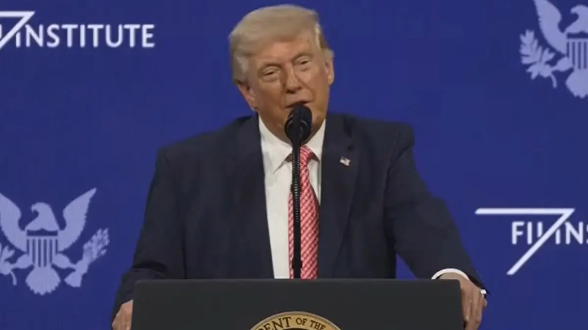 Hürmüz Boğazı'na Trump Boğazı diye adlandırdı.