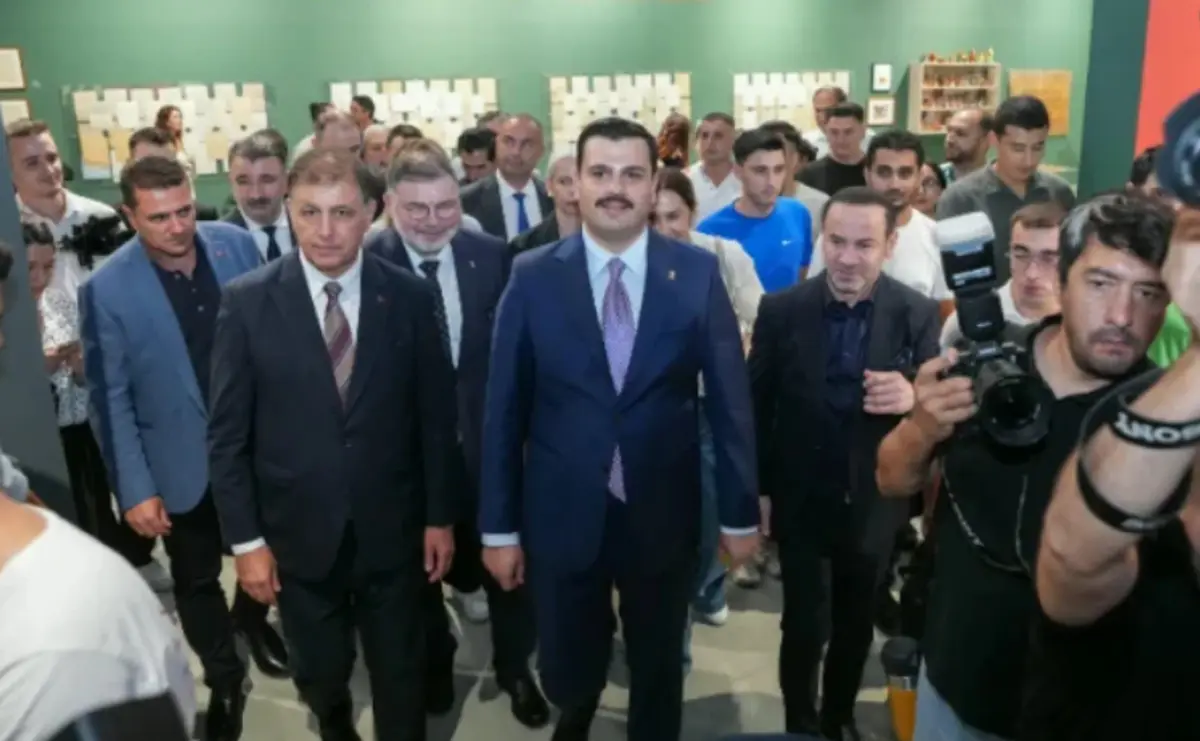 Cemil Tugay, AK Partili Eyyüp Kadir İnan'ı kapıda karşıladı 2