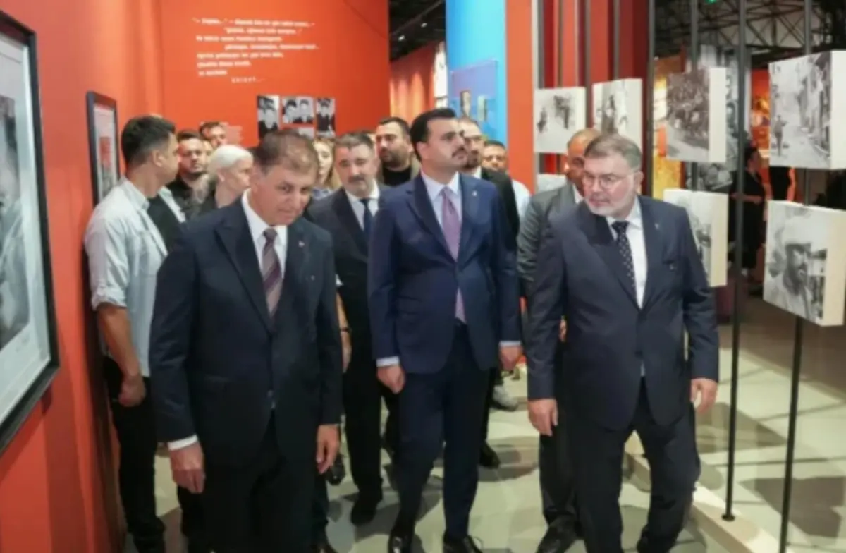 Cemil Tugay, AK Partili Eyyüp Kadir İnan'ı kapıda karşıladı 3