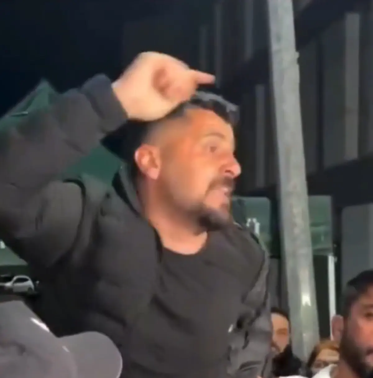 Eski vali Tuncay Sonel ve oğluna büyük öfke!  Katil  sloganlarıyla linç girişimi 3