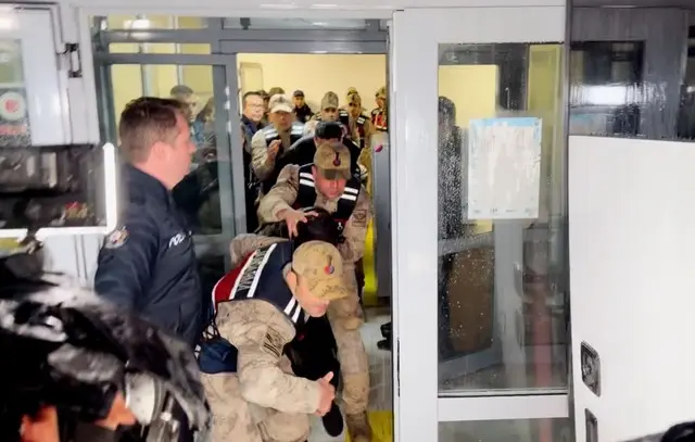 Fotoğrafların her biri  pes  dedirtti: Eski valinin oğlu kendiyle çelişti 5