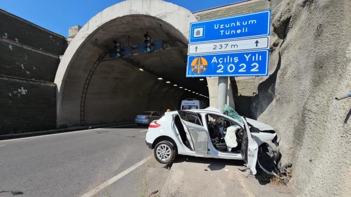 Tünel Girişinde Kaza: Araç Tabelaya Saplandı!