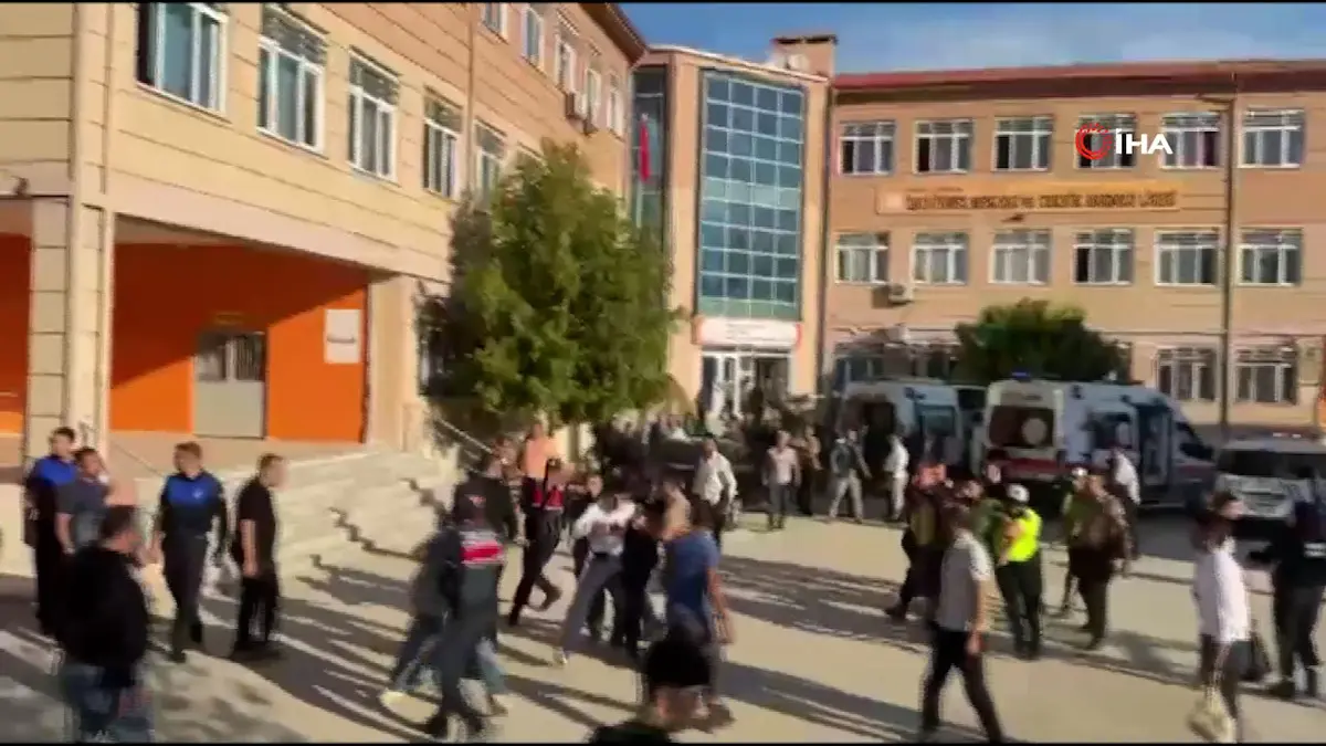 SON DAKİKA | Manisa Turgutlu da okula silahlı saldırı! Yaralı öğrenciler var 6
