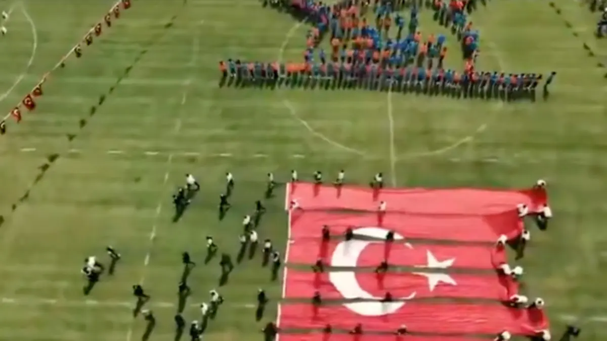 23 Nisan da yere serilen bayrak görüntüsü olay oldu! Gerçek ise... 2