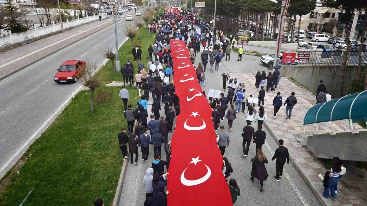 Türk Bayrağıyla Renkli Gençlik Festivali Başladı!