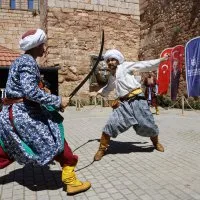 1783562112<em>912</em>Turk-kiliclari-Zindankapida-carpisti.jpeg