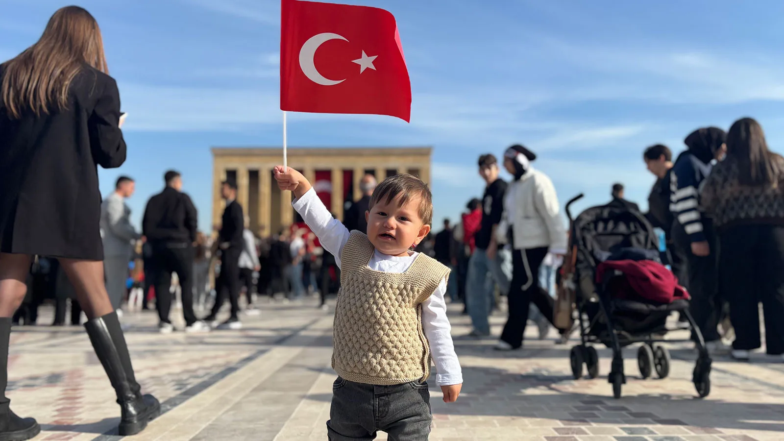 Türk Milleti Ata’sına Sevgiyle Koştu!