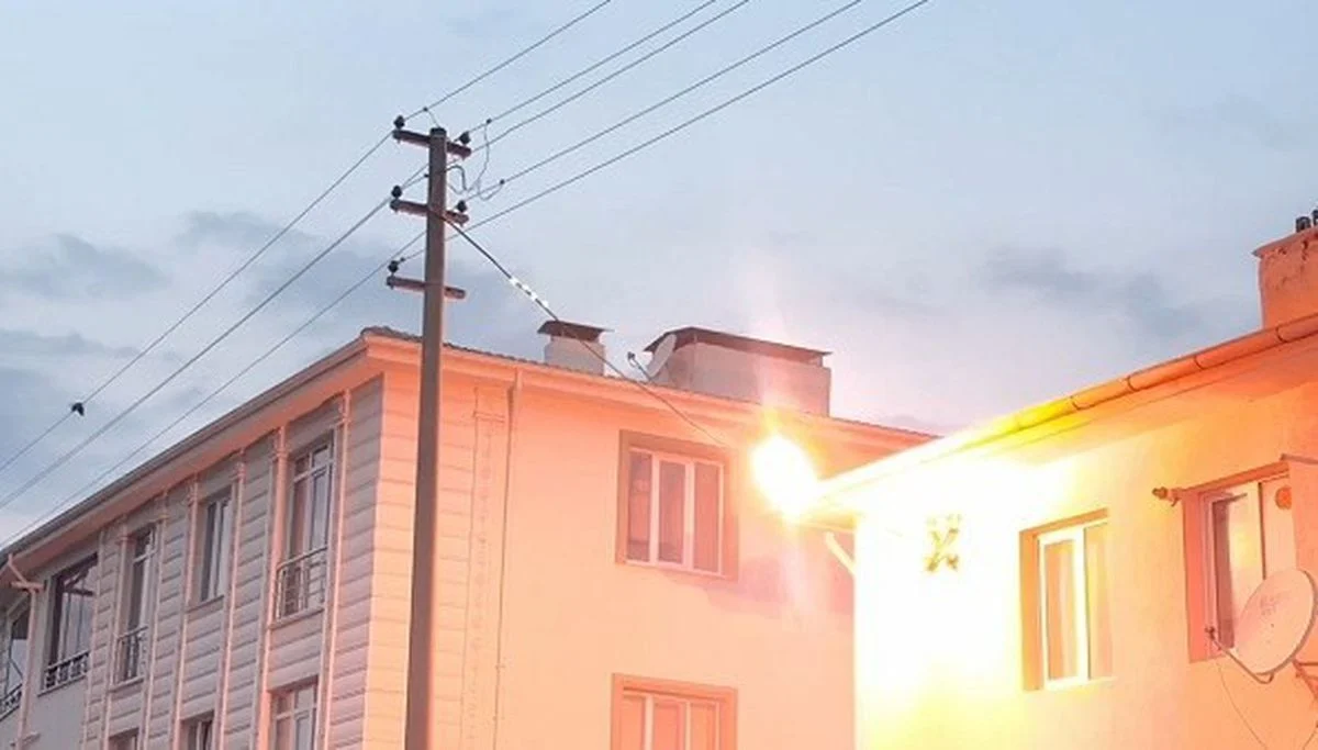 Erzincan’da elektrik direği patladı, mahalle sakinleri tedirgin oldu